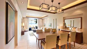 Beachfront Residence One Bedroom Suite with Lounge Access and Butler | Roupas de cama premium, edredons de pluma