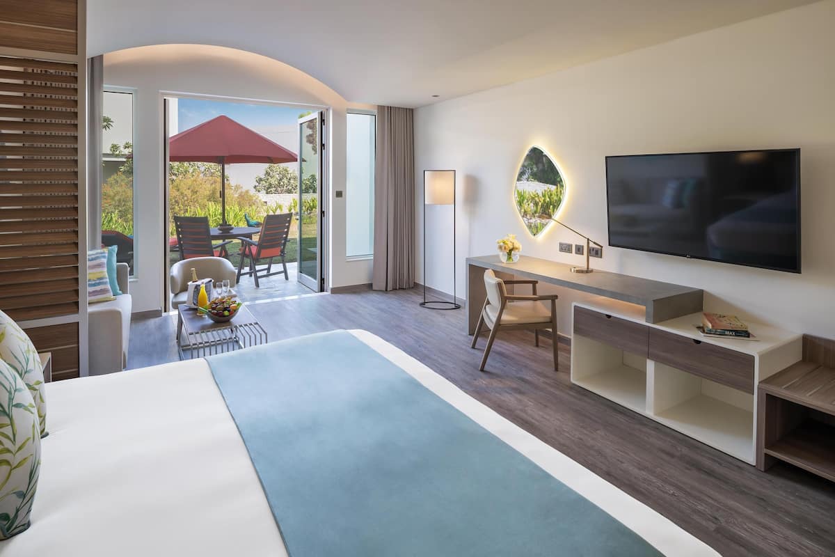 Garden Terrace Junior Suite, Dedicated Pool & Private Beach Access | 高級寝具、羽毛の掛け布団、低反発ベッド、ミニバー