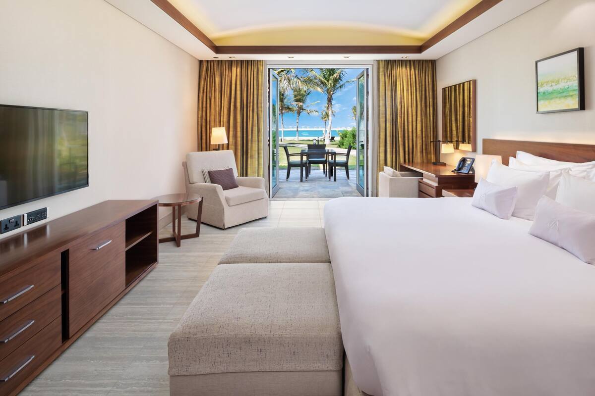 Beachfront Residence One Bedroom Suite with Lounge Access and Butler | 高級寝具、羽毛の掛け布団、低反発ベッド、ミニバー