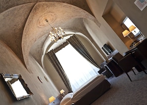 家庭客房 | 客房內保險箱、書桌、熨斗/熨衣板、床單