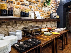 每日供應吃到飽早餐 (每人 PLN45)