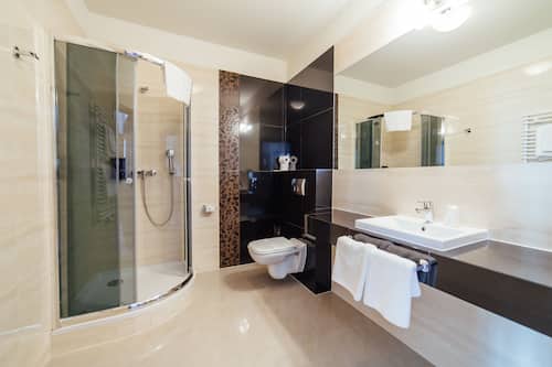 Een douche, milieuvriendelijk toiletgerief, een haardroger, handdoeken
