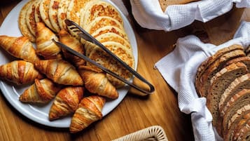 Daily buffet breakfast (PLN 45 per person)