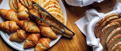 Daily buffet breakfast (PLN 45 per person)