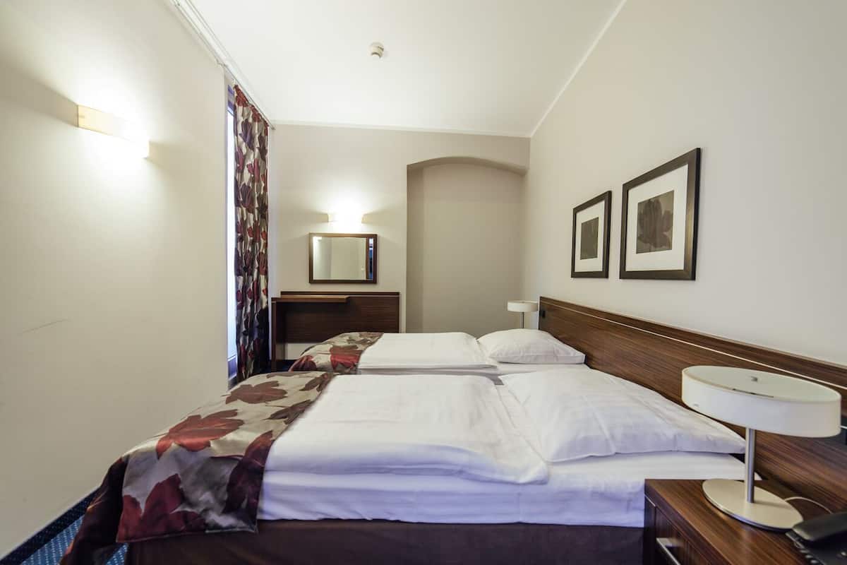 Caja de seguridad en la habitación y escritorio