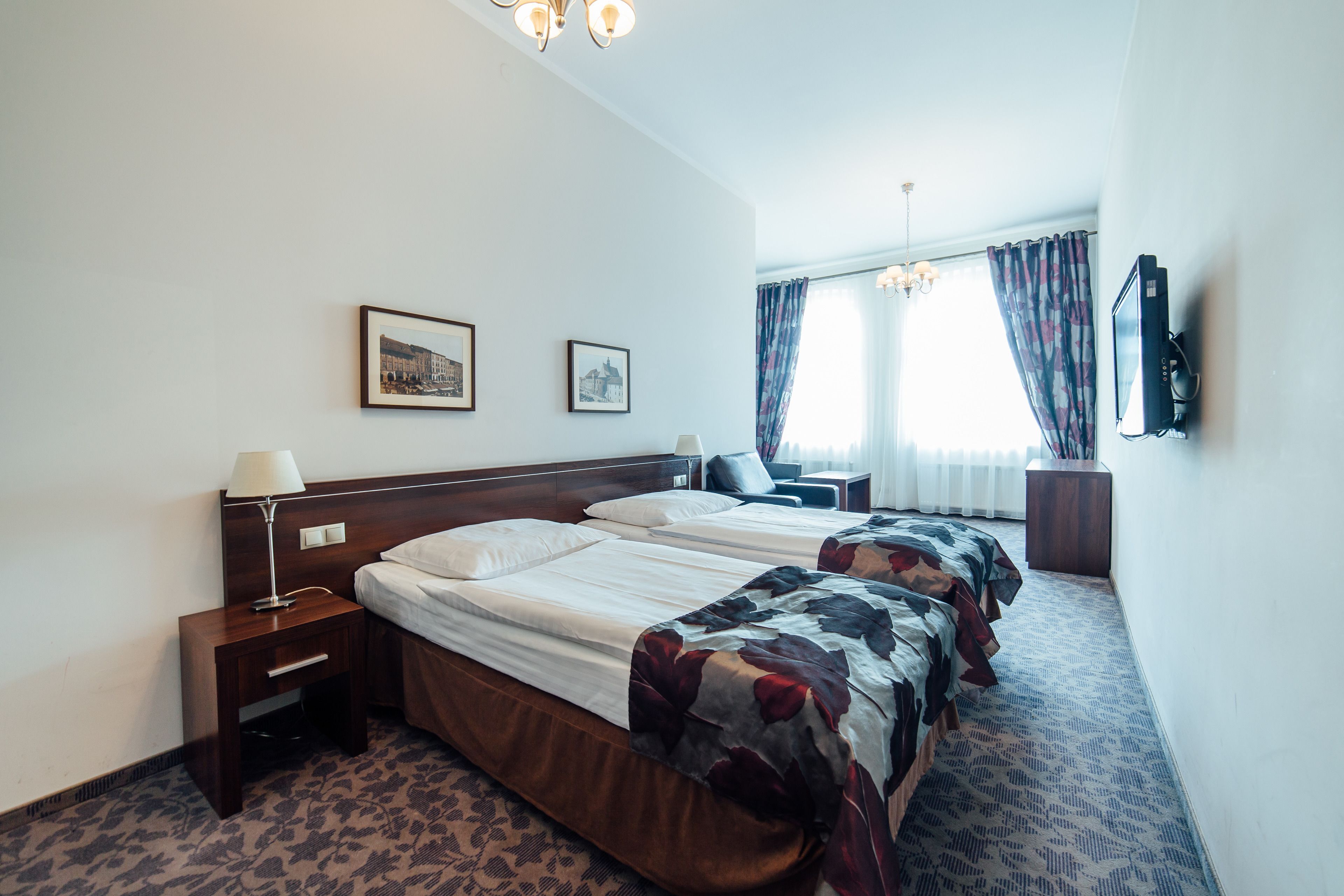 Zimmersafe, Schreibtisch, Bügeleisen/Bügelbrett, Bettwäsche