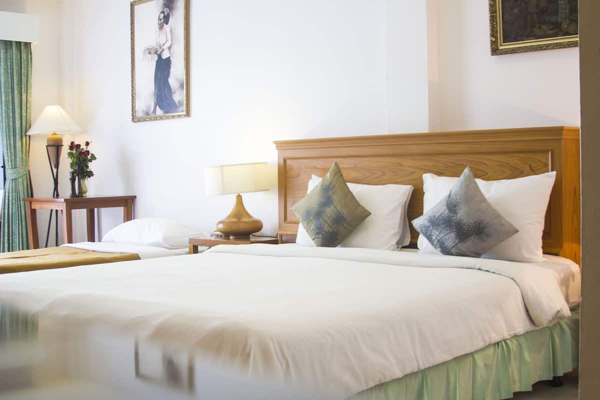 Superior Studio, 1 King Bed | Desk, blackout curtains, rollaway beds, free WiFi
