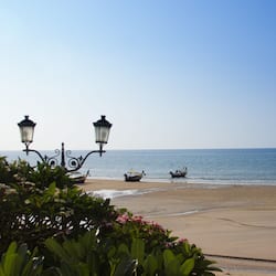 Na praia, areia branca, toalhas de praia, bar na praia