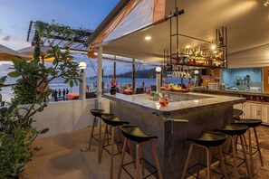 بار على الشاطئ