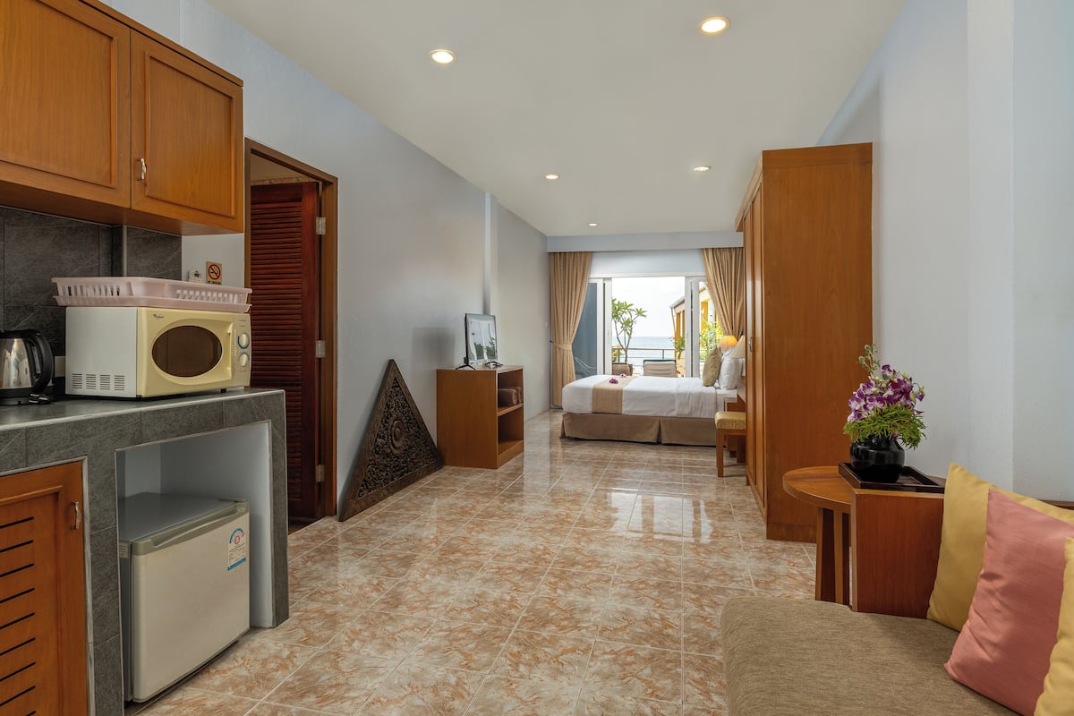 Seaview Studio | 獨特設計、獨特裝修、書桌、遮光窗簾/窗簾