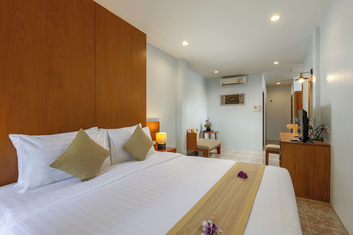 Seaview Studio With Pool Access | 獨特設計、獨特裝修、書桌、遮光窗簾/窗簾