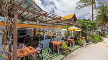 2 restaurants servant le petit déjeuner, spécialités Cuisine thaï