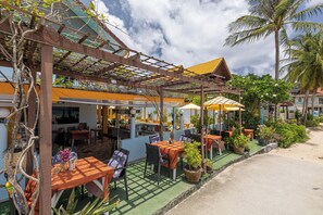 2 間餐廳；供應早餐、午餐、晚餐；泰國菜