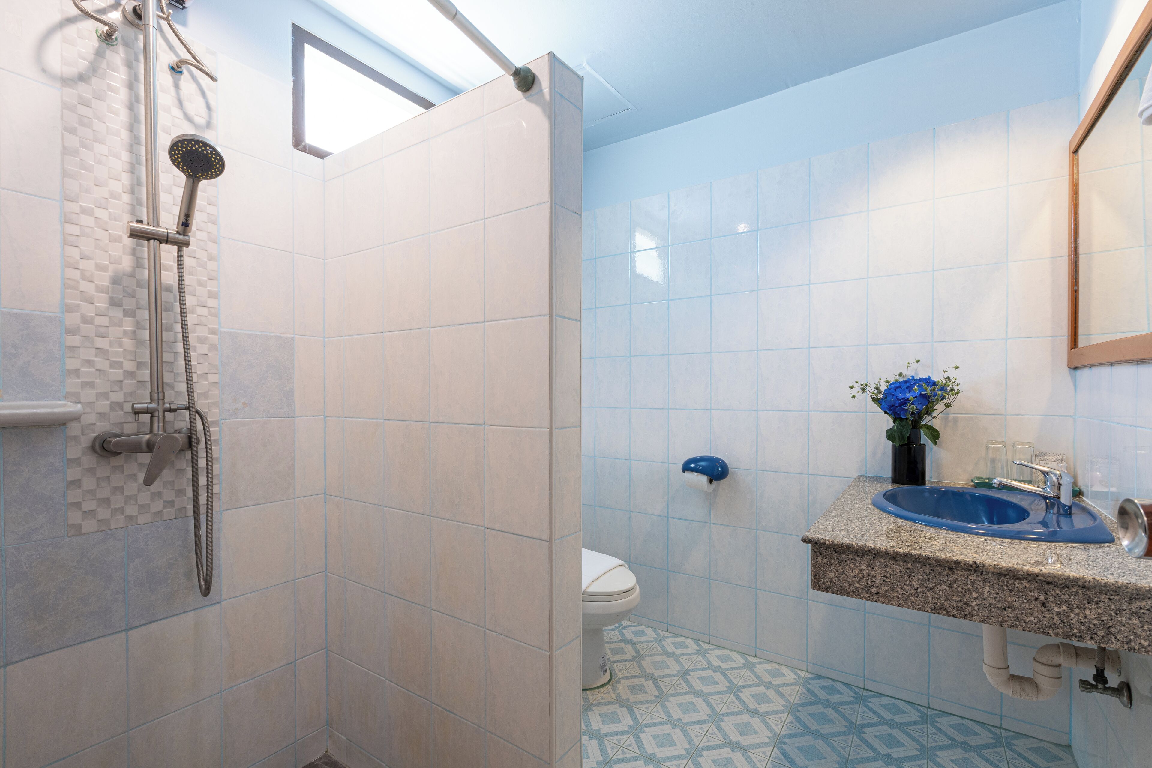 Un baño con ducha, inodoro y lavabo.