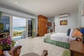 Studio, 1 très grand lit, vue sur la plage | Décor unique, ameublement unique, bureau, rideaux d’obscurcissement