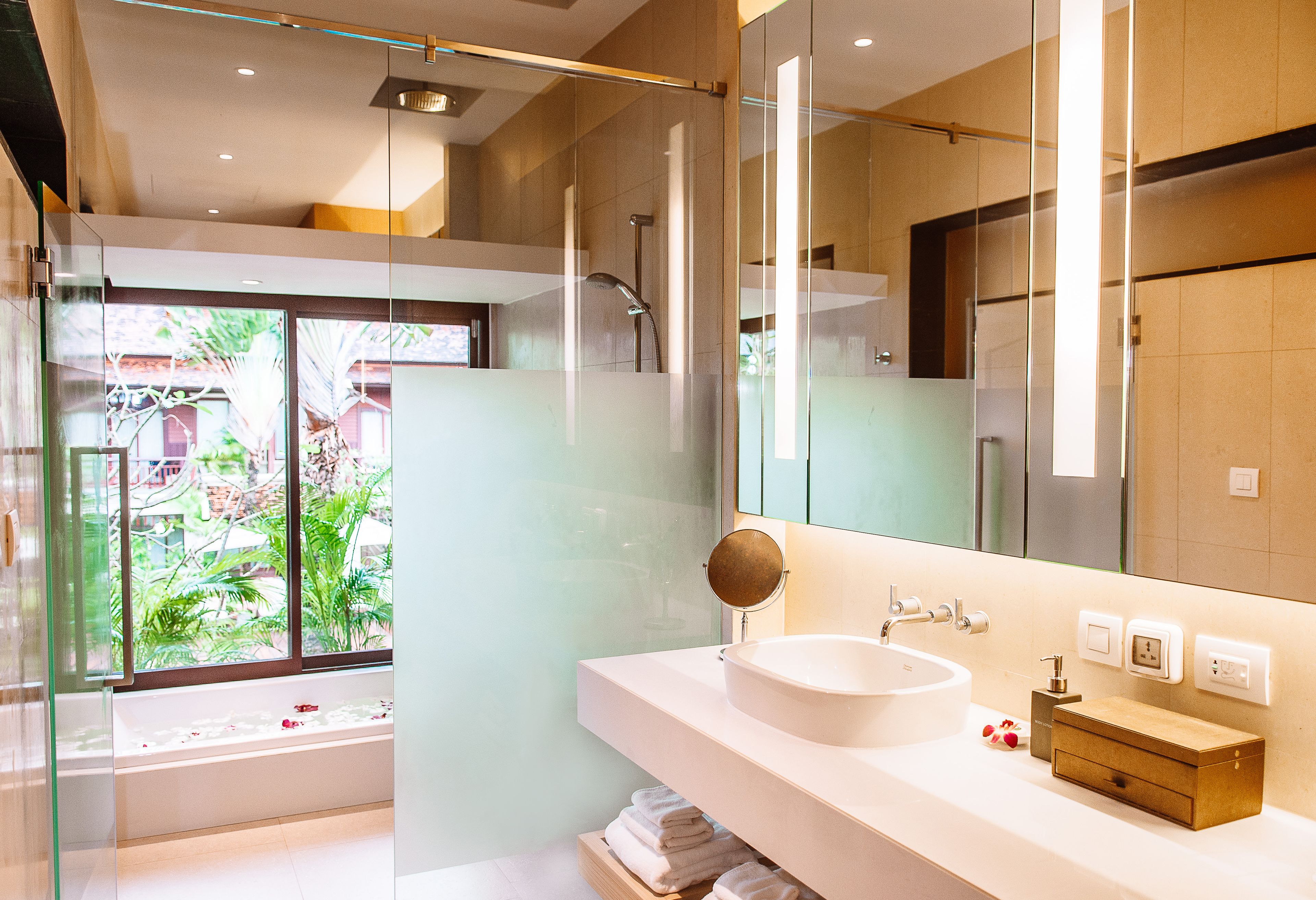 Articles de toilette (gratuits), séchoir à cheveux, peignoirs