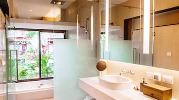 Articles de toilette (gratuits), séchoir à cheveux, peignoirs