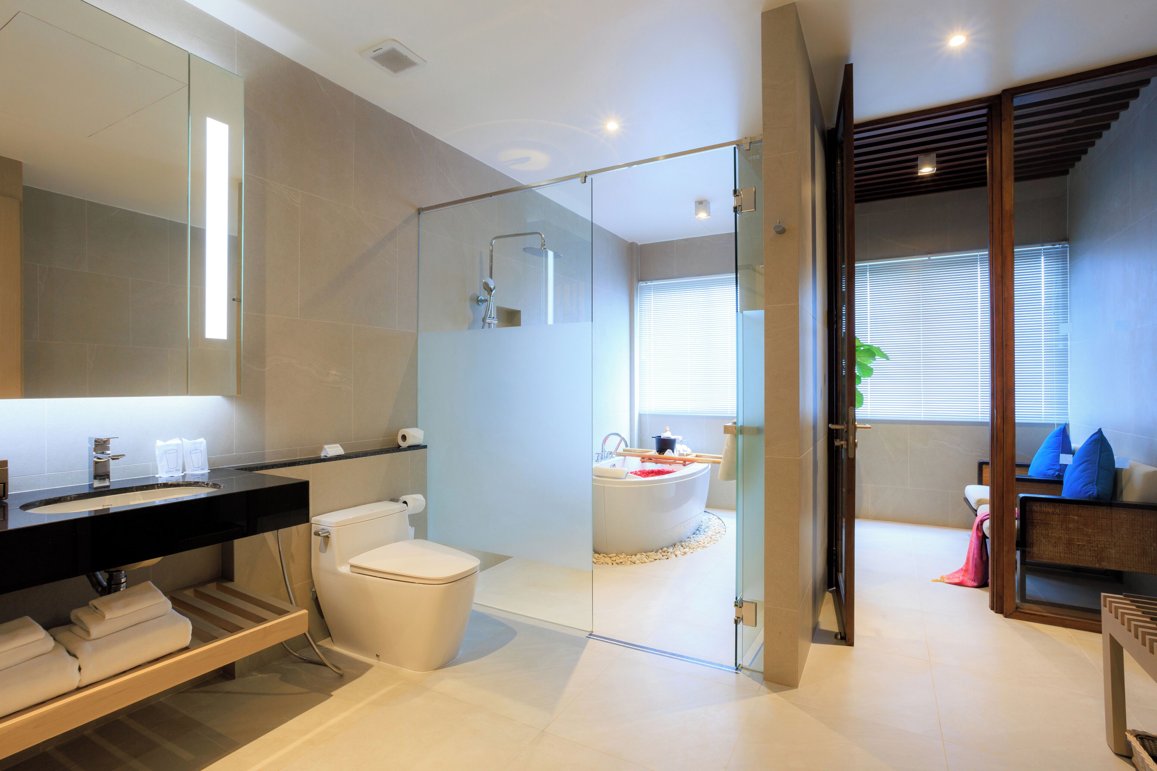 Deluxe Family Room | Bathroom | Free toiletries, hair dryer, bathrobes, slippers