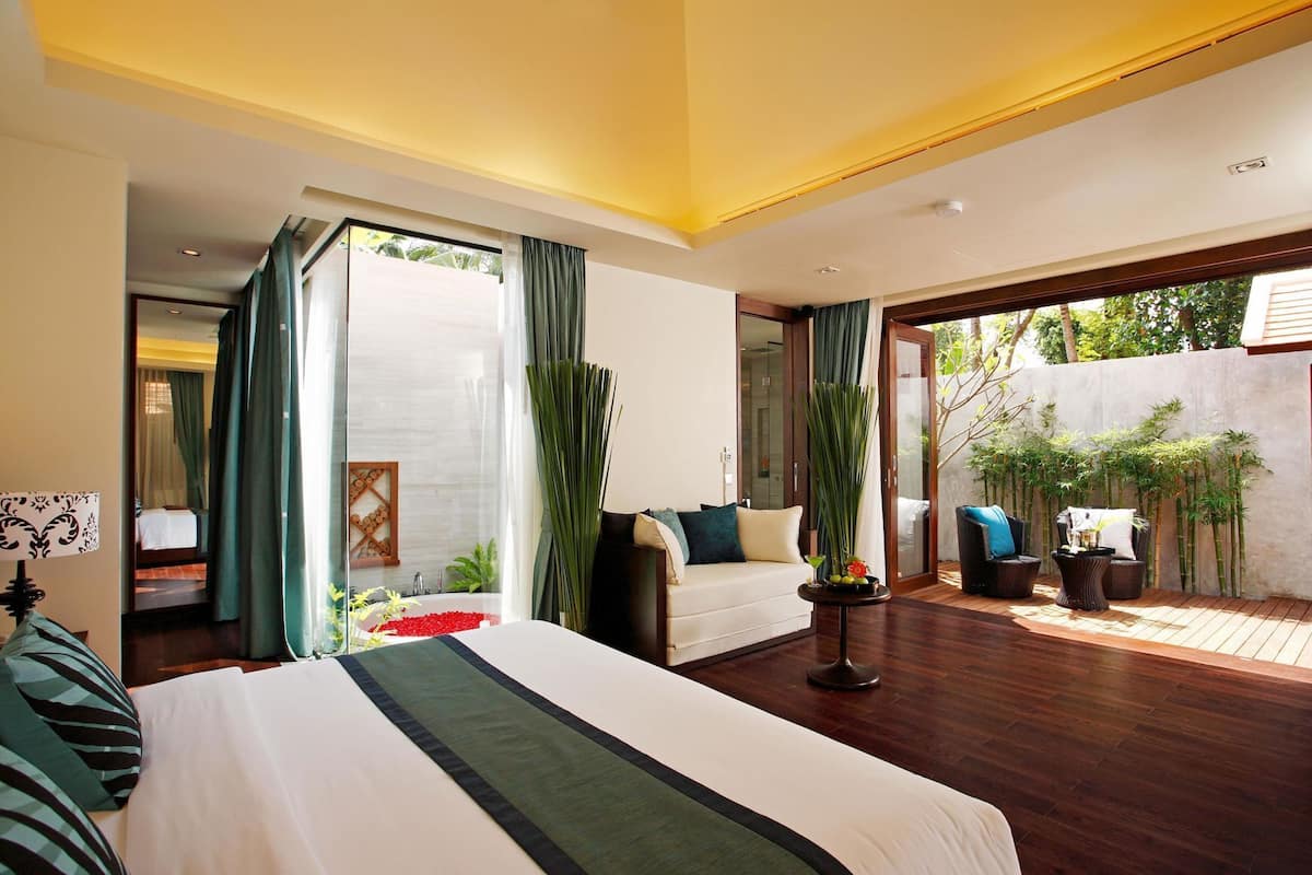 Minibar y caja de seguridad en la habitación