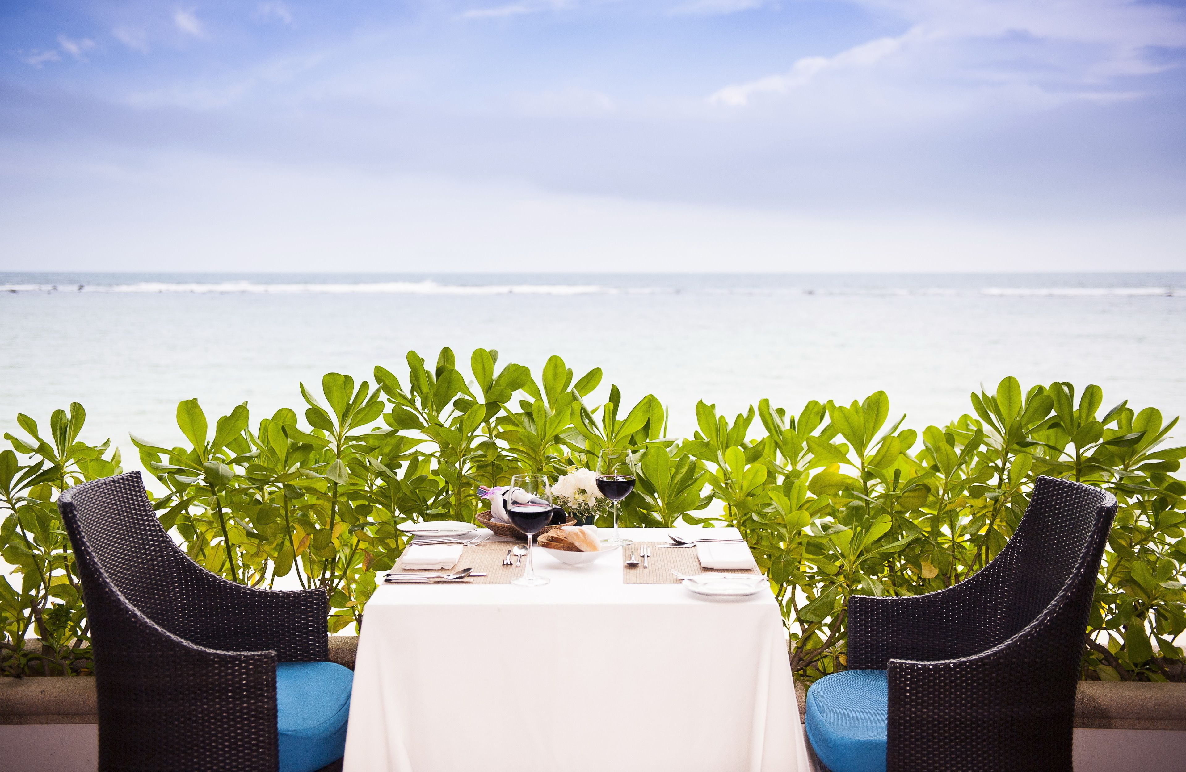 حيث تُقدم وجبات الإفطار، الغداء، الأطباق العالمية، إطلالات على الشاطئ