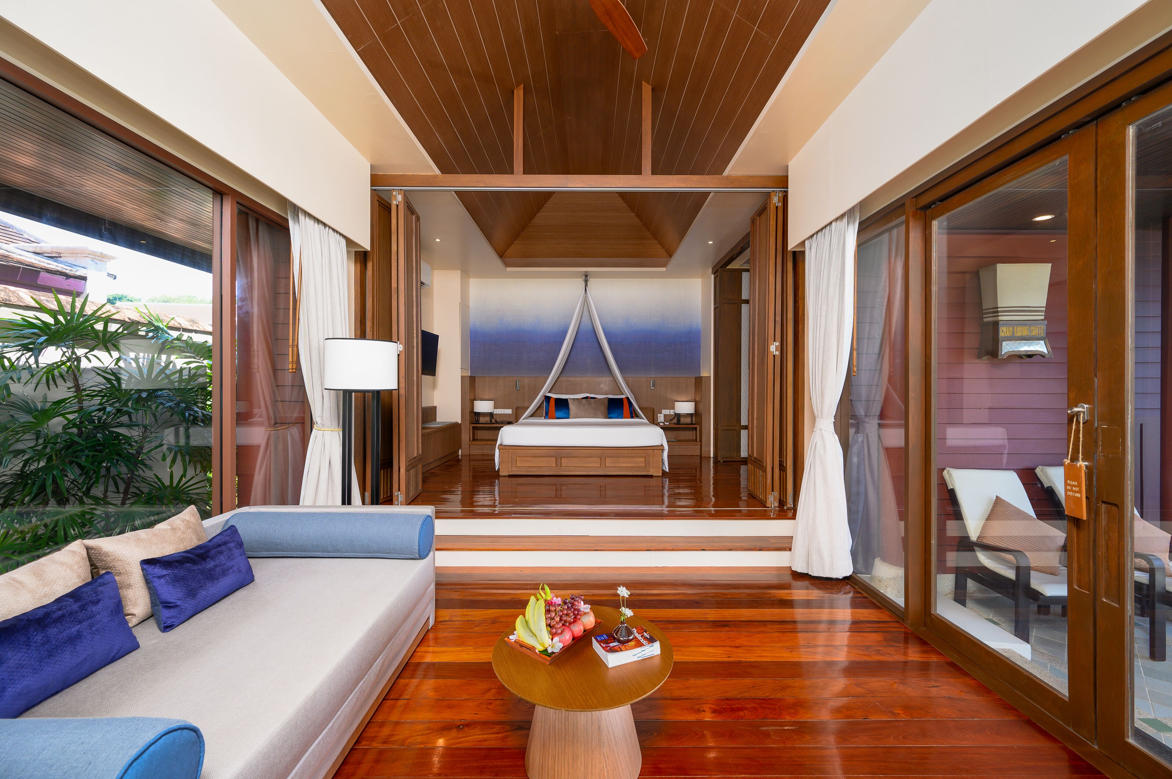 Grand Royal Suite Beachfront | Minibar y caja de seguridad en la habitación 