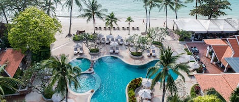 2 outdoor pools, pool umbrellas