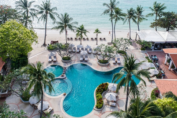 2 albercas al aire libre y sombrillas en la alberca