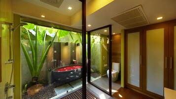 Deluxe Regency (Pool View) | ห้องน้ำ | ของใช้ในห้องน้ำฟรี, ไดร์เป่าผม, เสื้อคลุมอาบน้ำ, รองเท้าสวมภายในห้อง