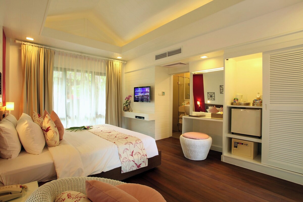 Minibar, in-room safe, iron/ironing board (on request), WiFi (free)