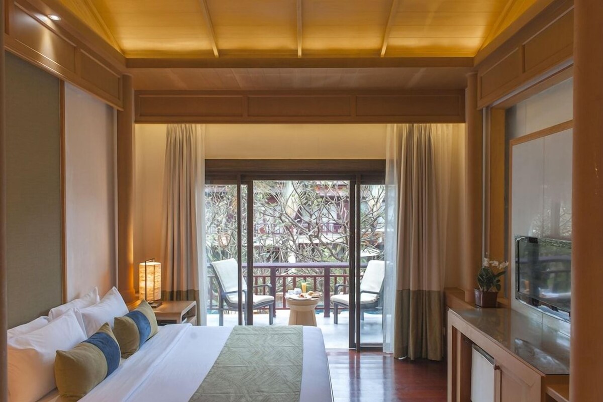 Minibar, in-room safe, iron/ironing board (on request), WiFi (free)