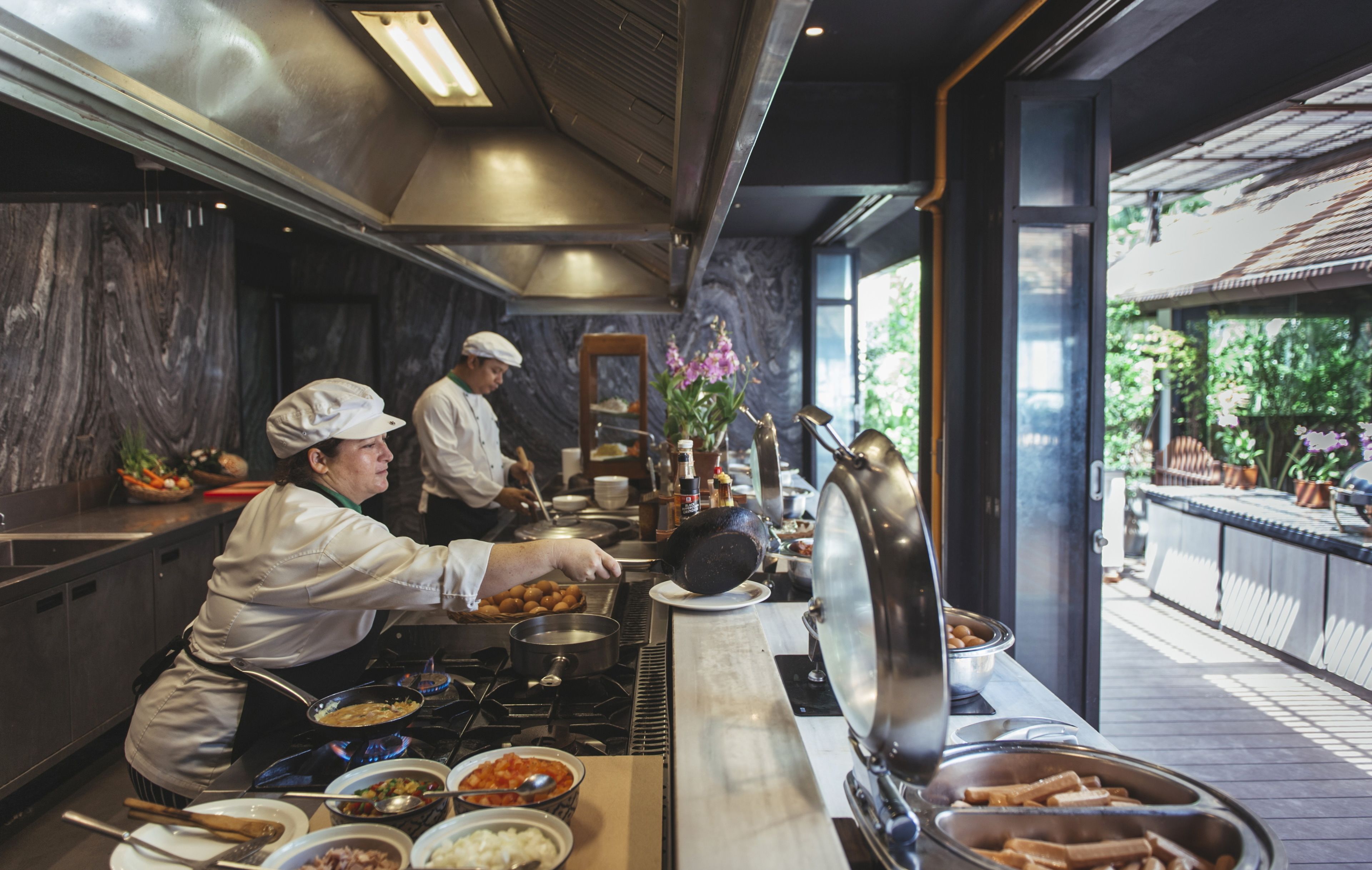 daily buffet breakfast (thb 800 per person)