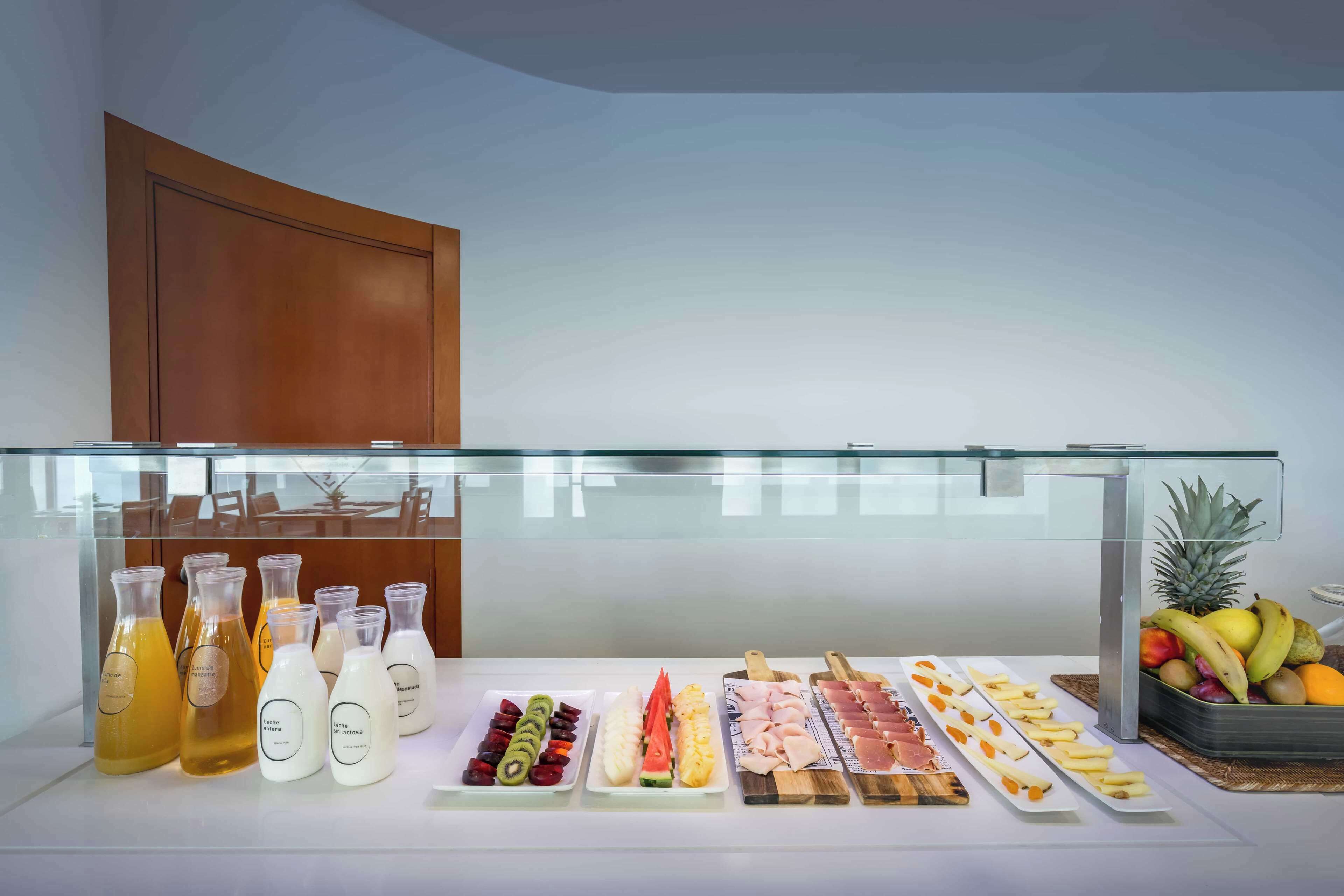 Se ofrece un desayuno bufé (13 EUR por persona)