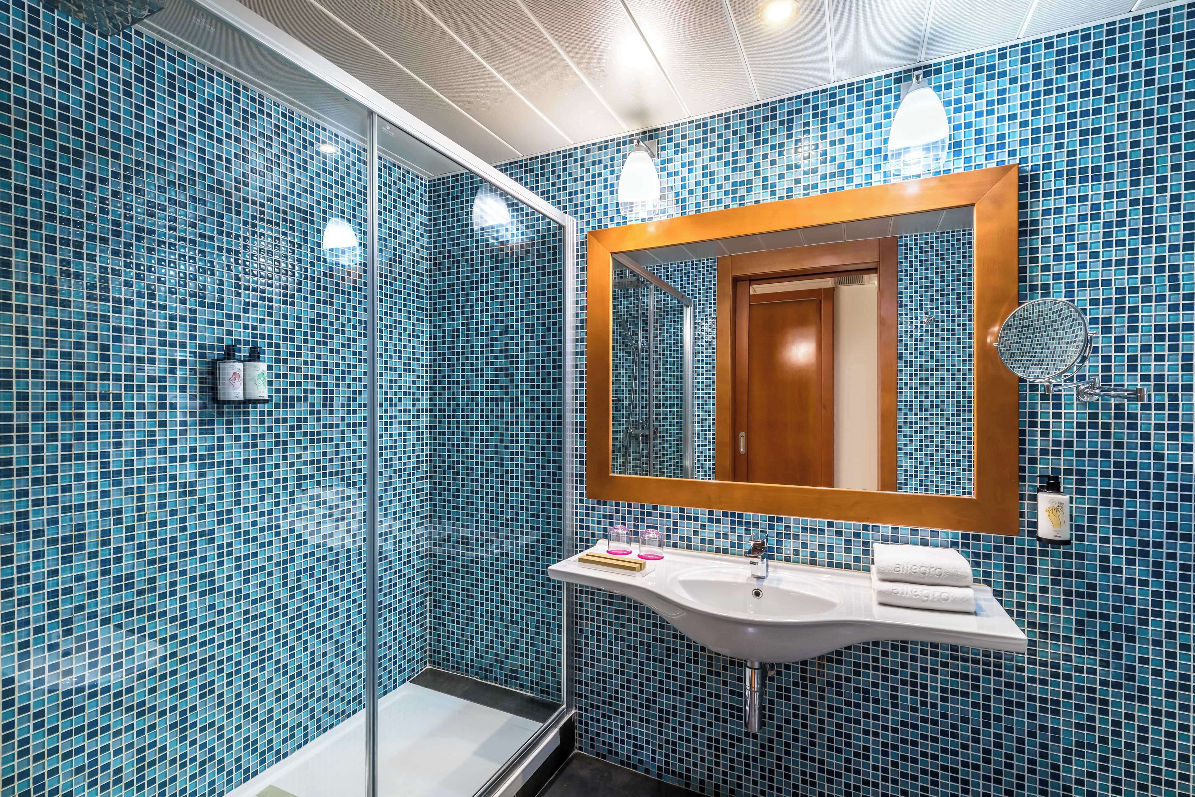 superior room | bathroom | free toiletries, hair dryer, bidet, towels