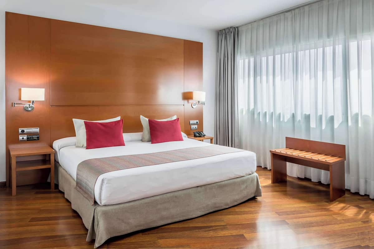 junior suite | minibar, in-room safe, individually furnished, desk