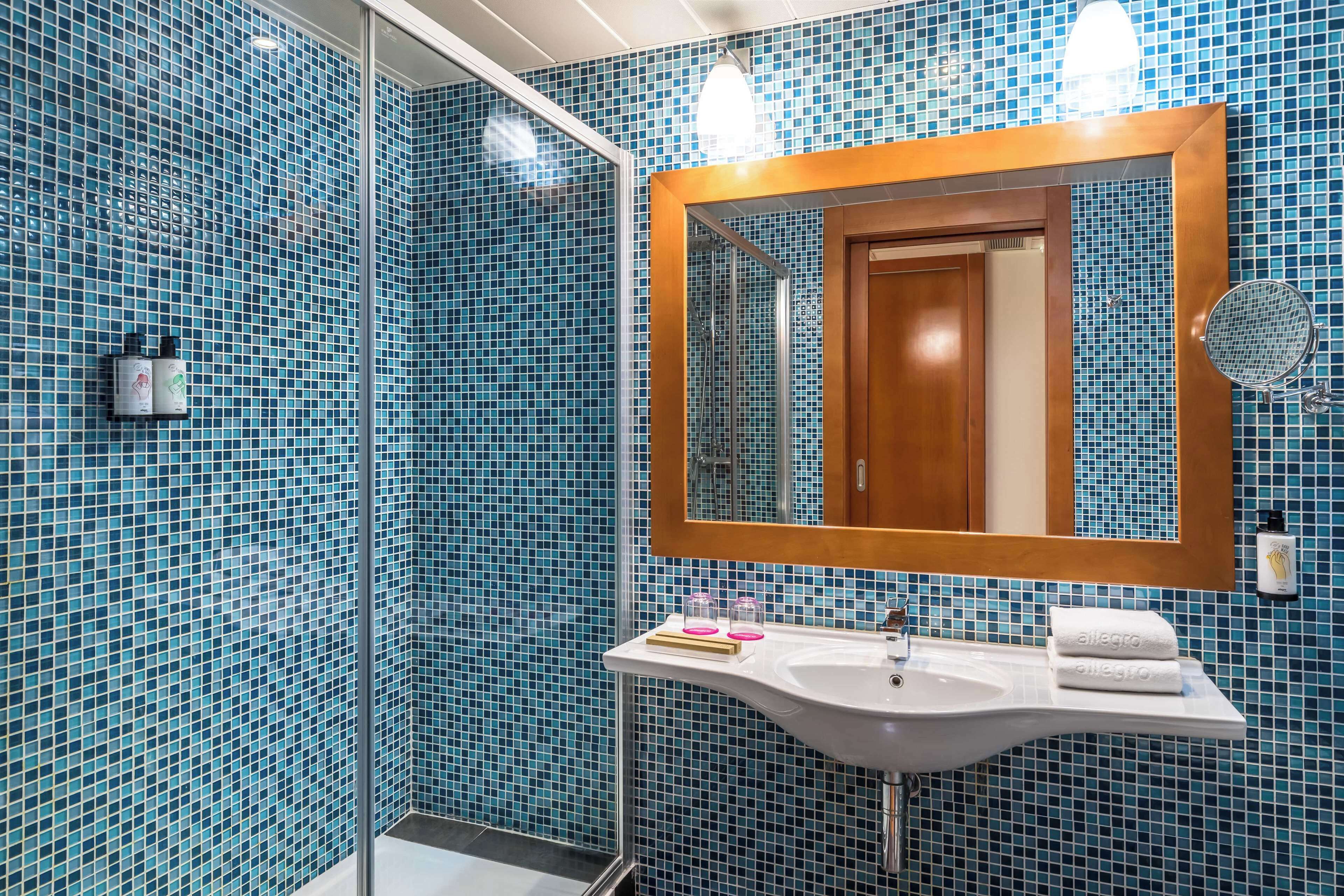 superior room | bathroom | free toiletries, hair dryer, bidet, towels