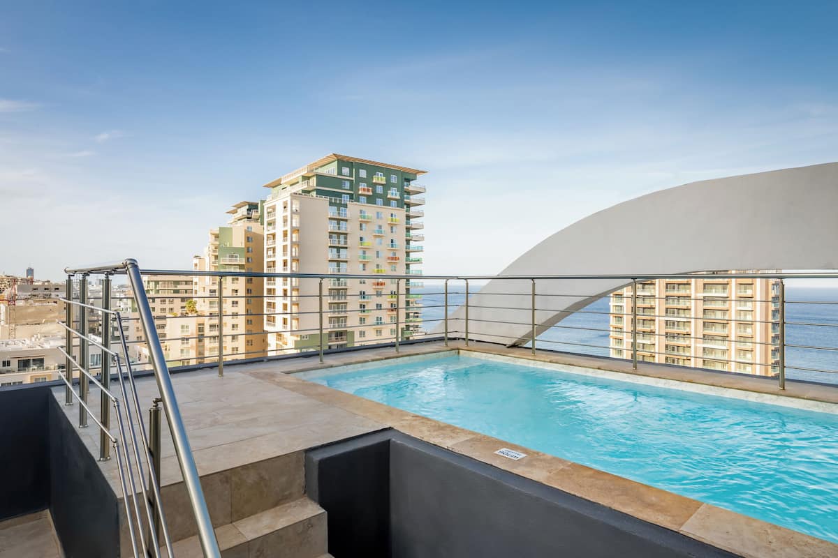 Premium Room, Private Pool | Minibar, in-room safe, desk, blackout drapes