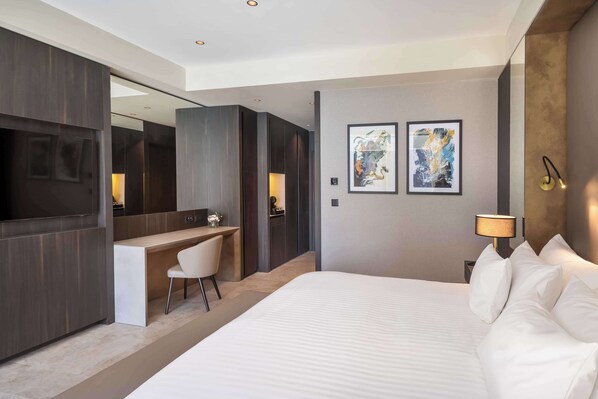 A modern hotel room with a large bed, a desk, and a seating area. - Barceló Fortina Malta (Sliema)