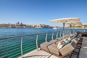 Indoor pool, outdoor pool, pool umbrellas, sun loungers - Barceló Fortina Malta (Sliema)