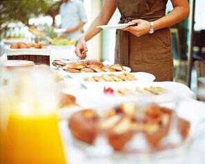 Petit déjeuner buffet (25 EUR par personne)