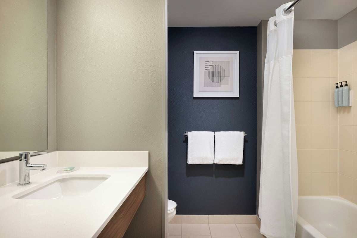 room, 2 queen beds, non smoking | bathroom | free toiletries, hair dryer, towels