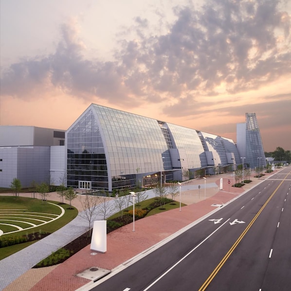 Um edifício moderno com fachada de vidro e um design angular distinto.