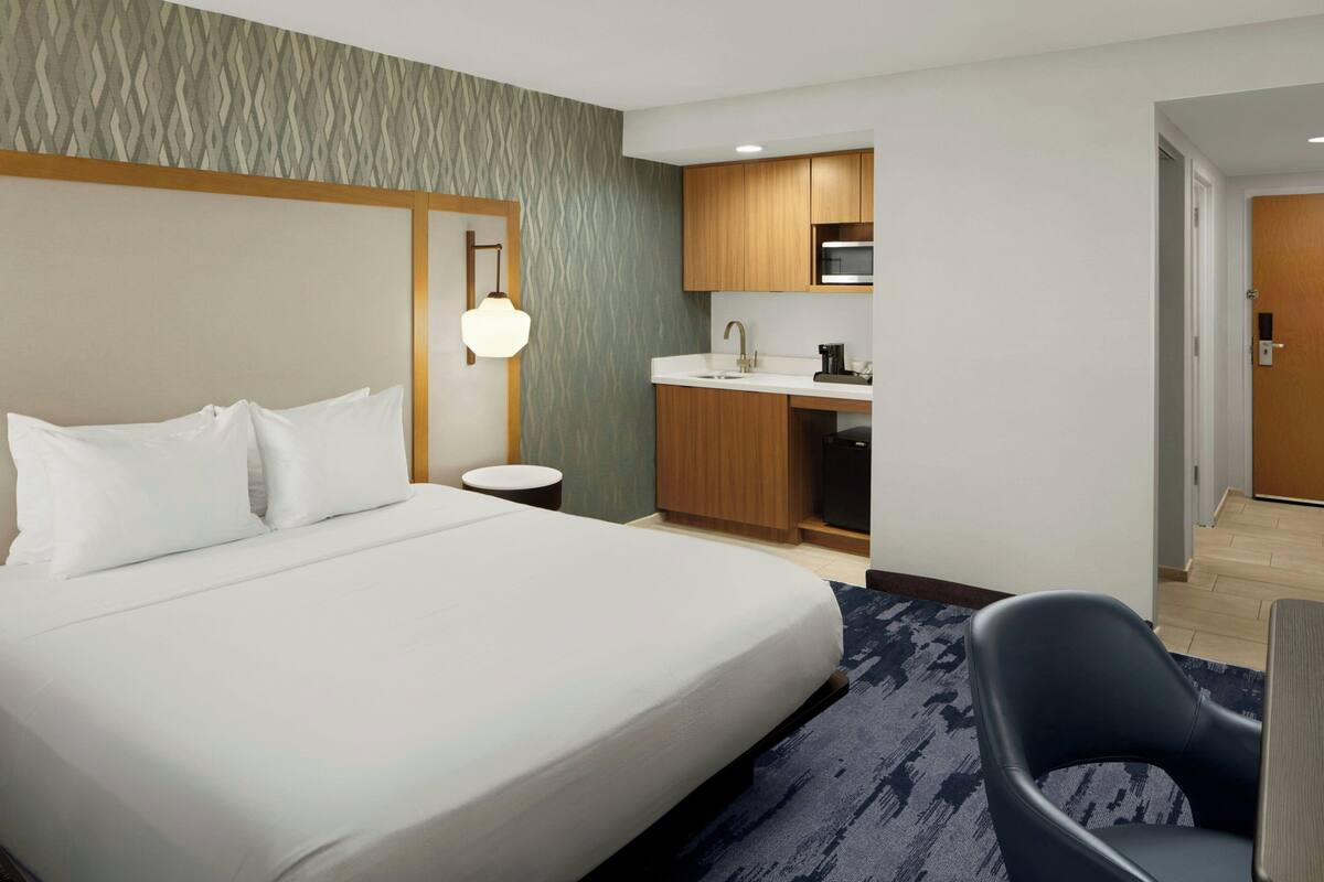 Room, 1 King Bed | Bar (on property)