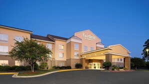 A Fairfield by Marriott hotel with a well-lit entrance, multiple floors, and a landscaped front yard. - Fairfield Inn & Suites by Marriott Tifton (Tifton)