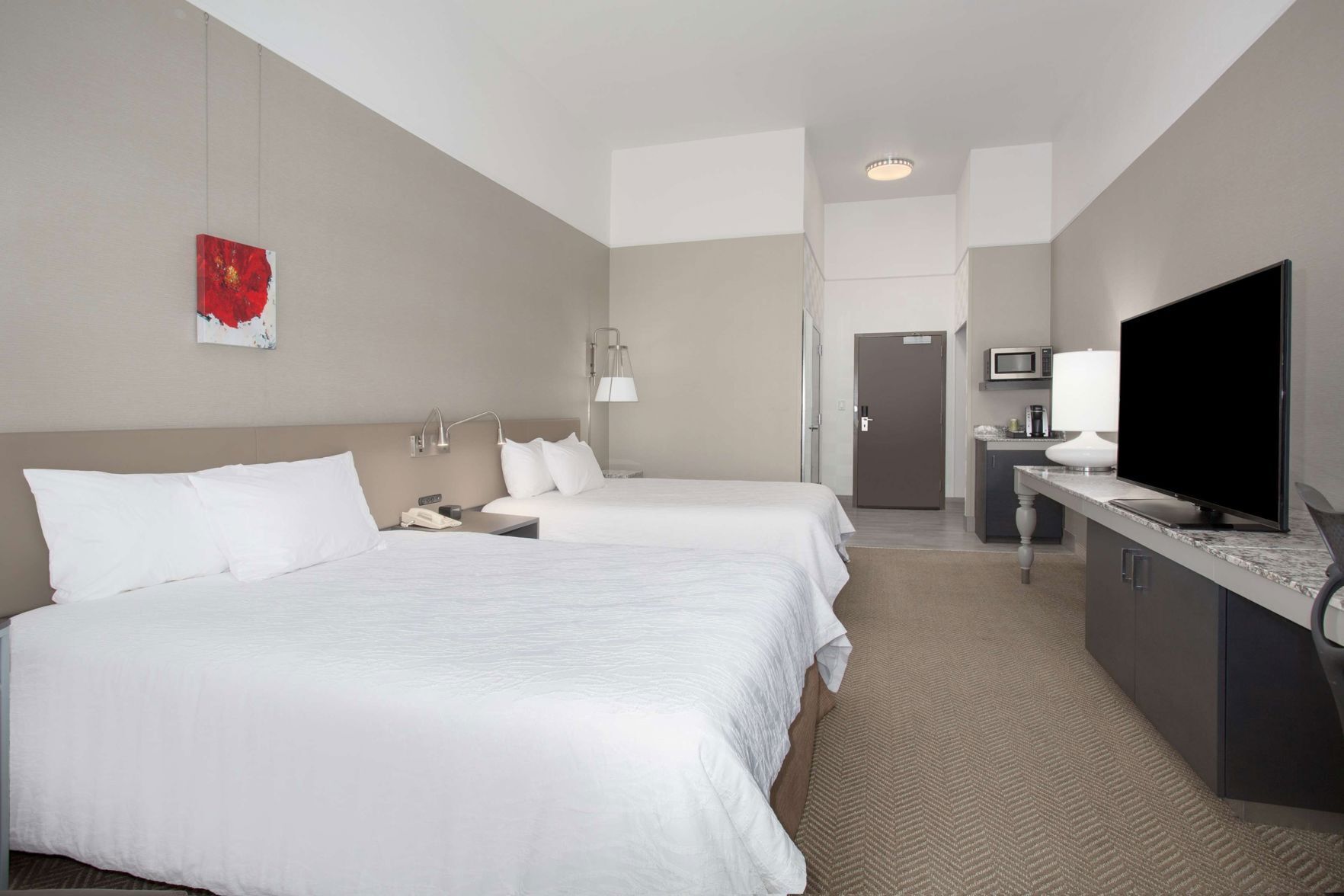 Caixa forta a l'habitació, escriptori i planxa i posts de planxar 