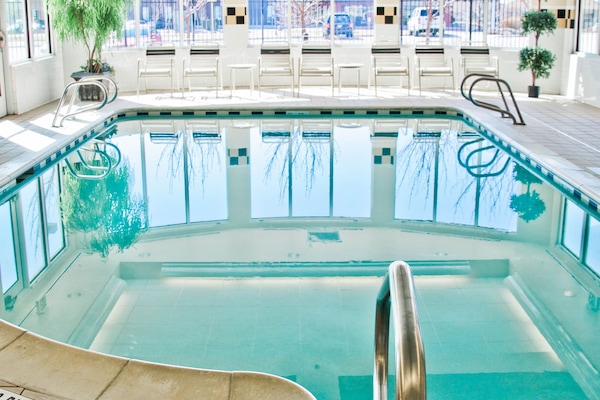 Innenpool, geöffnet von 06:00 Uhr bis 23:00 Uhr, Liegestühle