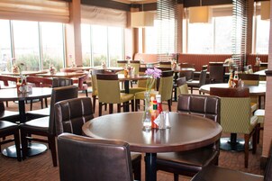 Café da manhã completo todos os dias mediante uma taxa