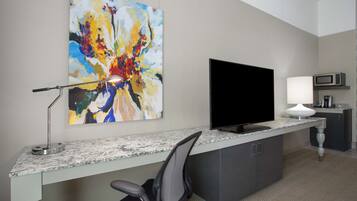 Safe på rommet, skrivebord, strykejern/-brett og barnesenger (inkludert)