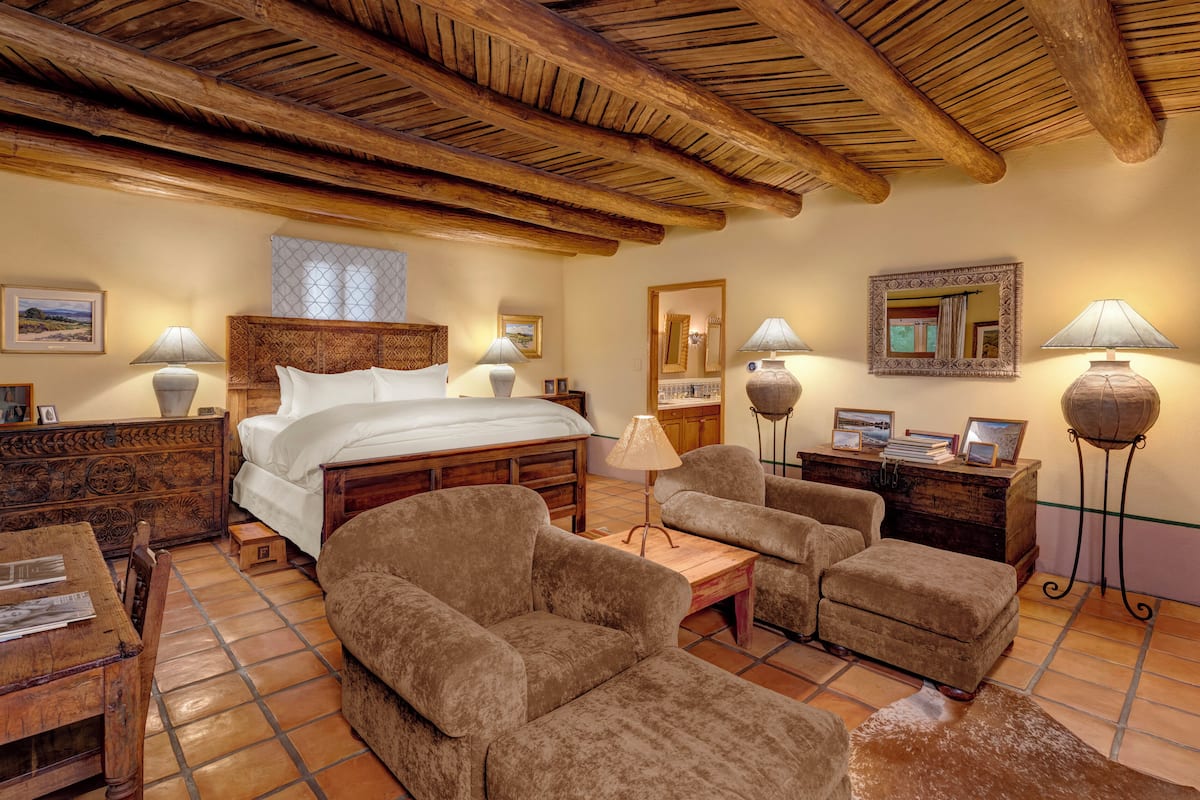 Habitación Deluxe, 1 cama King size, vista parcial al lago, en el área del patio | Sábanas de algod ón egipcio, ropa de cama de alta calidad y edredón 
