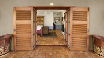 Habitación, 1 cama Queen size, vista al jardín, en el área del patio (At Cibolo) | Sábanas de algodón egipcio, ropa de cama de alta calidad y edredón