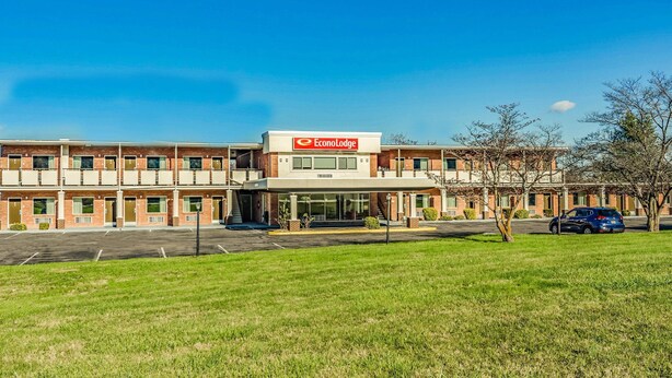 Un bâtiment à deux étages de la chaîne Econo Lodge, avec un parking situé devant.
